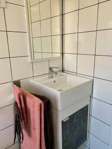 bagno con lavandino, specchio e asciugamani di Fuerteventura apartament Monny Moulin View Antigua Wi-Fi a Valles de Ortega