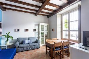 a living room with a couch and a table at La Maison Des Lions APPARTAMENTI VACANZE accesso diretto alla spiaggia località Amore in Cannobio