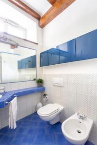 ein Bad mit einem WC und einem Waschbecken in der Unterkunft La Maison Des Lions APPARTAMENTI VACANZE Vista lago in Cannobio