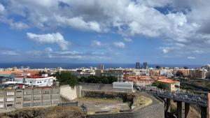 una vista de una ciudad bajo un cielo nublado en DREAM SMILE, en Santa Cruz de Tenerife
