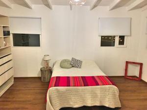 Giường trong phòng chung tại Pastoriza Apartamento Amplio 2 Ambientes