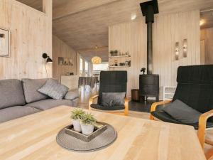 Posezení v ubytování 6 person holiday home in Blokhus