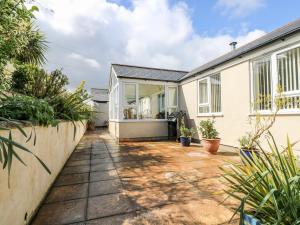 a home with a courtyard with plants at Mynheer Farm Bowji in Redruth