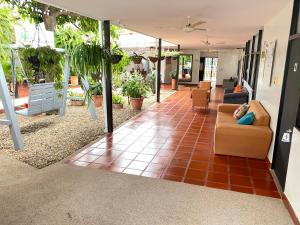 eine Lobby mit einem Sofa und Stühlen in einem Gebäude in der Unterkunft Hotel Villa Paraiso in Villavieja