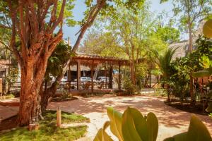 un parco con padiglione e alberi e un edificio di M a r e a V i v a - O a x a Zipolite
