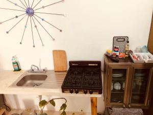 cocina con fregadero y fogones horno superior en M&M Apartments Holbox en Holbox Island
