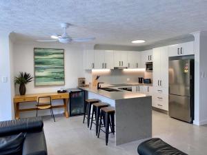 A kitchen or kitchenette at Jubilee Views Holiday Apartments