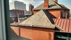 una ventana de un edificio con vistas en Chessie Room, en Huntington