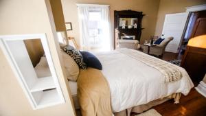 1 dormitorio con cama blanca y espejo en Chessie Room, en Huntington