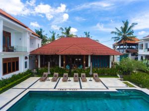 una villa con piscina e una casa di Wake in Paradise Lebah Villas Pool Kitchen Spa ad Ubud