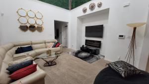 Χώρος καθιστικού στο Beautiful 2 story luxury home in an upscale area!