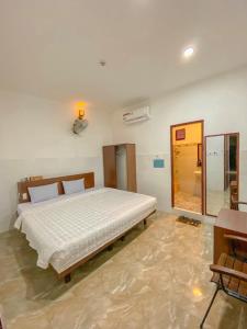una camera con un grande letto al centro della stanza di Khách sạn Ngọc Bích a Phan Rang-Tháp Chàm