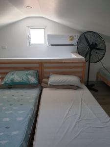 パースにあるDIANELLA Budget Rooms Happy Place to Stayの小さなベッドルーム(ベッド1台、ファン付)
