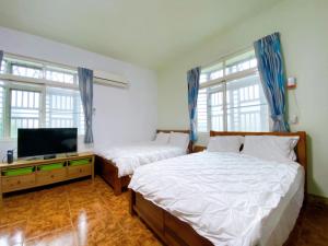 سرير أو أسرّة في غرفة في Bridgeside Homestay