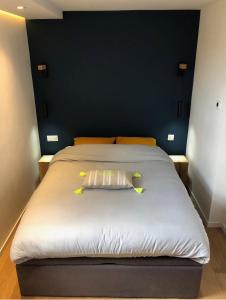 Postel nebo postele na pokoji v ubytování Appartement climatisé refait à neuf - VUE MER Saint-Tropez - Piscine- 50m plage