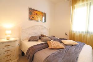 een slaapkamer met een bed met kussens erop bij Delightful Caterinas house in Otranto in Otranto