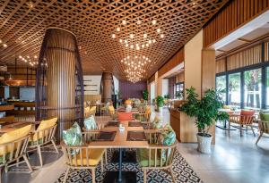 Ein Restaurant oder anderes Speiselokal in der Unterkunft Dusit Princess Moonrise Beach Resort 