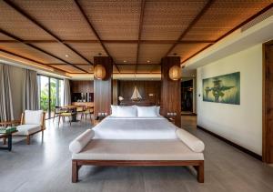 ein Schlafzimmer mit einem großen Bett in einem Zimmer in der Unterkunft Dusit Princess Moonrise Beach Resort in Phu Quoc