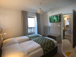 Letto o letti in una camera di Hotel Kronplatzer Hof
