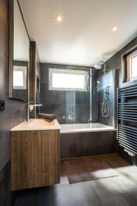 a bathroom with a sink and a bath tub at Ferienhaus Inselliebe in Malchow
