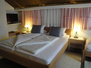Posteľ alebo postele v izbe v ubytovaní Hotel Pension Schwaiger