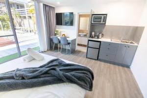 una camera da letto con un letto coperto di City Star Lodge a Brisbane