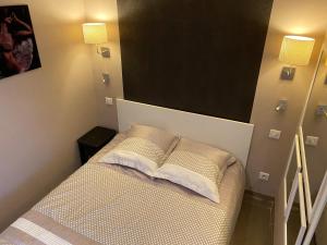 een bed in een kamer met twee kussens erop bij Secret Garden Port Nature Village Naturisme 3 étoiles in Cap d'Agde