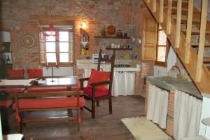una cucina con tavolo e sedie in una stanza di Torre medievale Balducci a Vicopisano