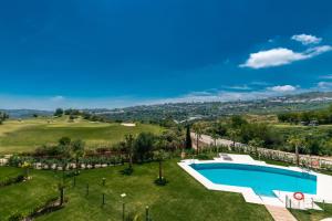 Utsikt över poolen vid New Luxury 3BR stunning views in La Cala Golf eller i närheten