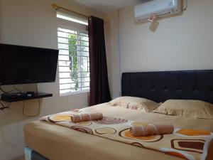 Tempat tidur dalam kamar di GIO Guesthouse Bogor