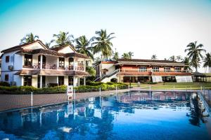 Бассейн в Nanu Beach Resort & Spa или поблизости