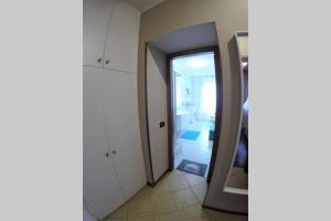 korytarz z drzwiami prowadzącymi do pokoju w obiekcie CASA DI MIRCO - AMPIO E MODERNO BILOCALE w mieście Castenedolo