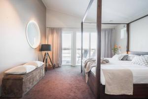 En eller flere senger på et rom på Modern & luxury 8p villa with 25 sqm SPA and stunning views and private surroundings