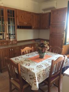uma cozinha com uma mesa com um vaso sobre ela em villa domenica em Torre Squillace