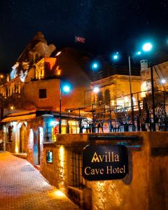 um edifício com um hotel caverna à noite em Avilla Cave Hotel em Goreme