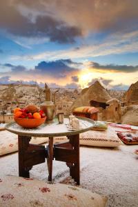 un tavolo con un cesto di frutta in cima a una vista di Avilla Cave Hotel a Göreme