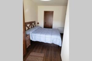 1 dormitorio con 1 cama con manta azul en Espectacular ático duplex en Isil, en Isil