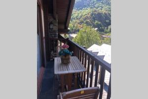 una mesa en un balcón con una maceta. en Espectacular ático duplex en Isil, en Isil