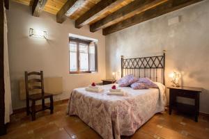 1 dormitorio con 1 cama con 2 toallas en La Casona de Aldealobos, en Aldealobos