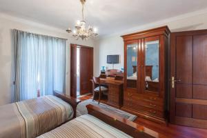 Televisyen dan/atau pusat hiburan di Guesthouse Pool & Sea Espinho Oporto
