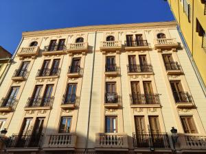 Un edificio alto con balcones a los lados. en Adarve Flats, en Valencia