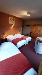 een hotelkamer met drie bedden in een kamer bij Hotel Le Chalet in La-Roche-en-Ardenne
