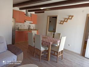 Kuchyň nebo kuchyňský kout v ubytování Apartments Ani
