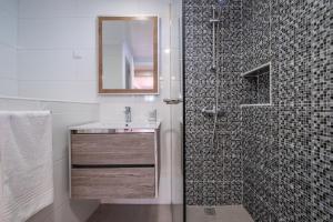 a bathroom with a sink and a shower at Casa do Miradouro -Fantástico Estúdio in Santa Cruz +13 photos