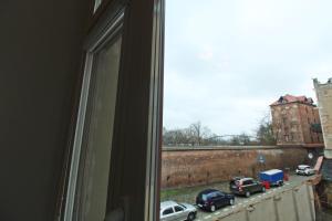 una vista desde una ventana de un aparcamiento con coches en Apartament ToTu, en Toruń