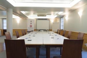 una gran sala de conferencias con una mesa grande y sillas en La Casa del Patrón, en Murguía