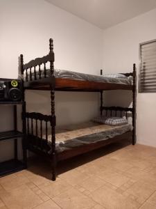 a pair of bunk beds in a room at Casa Caraguatatuba no Centro in Caraguatatuba