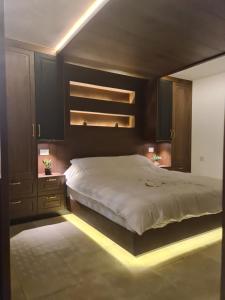 מיטה או מיטות בחדר ב-סוויטת נור Noor Suite