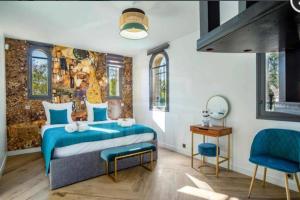 ein Schlafzimmer mit einem blauen Bett und einem Wandbild in der Unterkunft Villa Jaliel 250 m2 - 12 pers. plein coeur de Cannes in Cannes