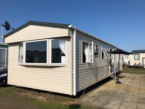 remolque blanco grande con ventana en la entrada en Tref y Clawdd, en Felixstowe